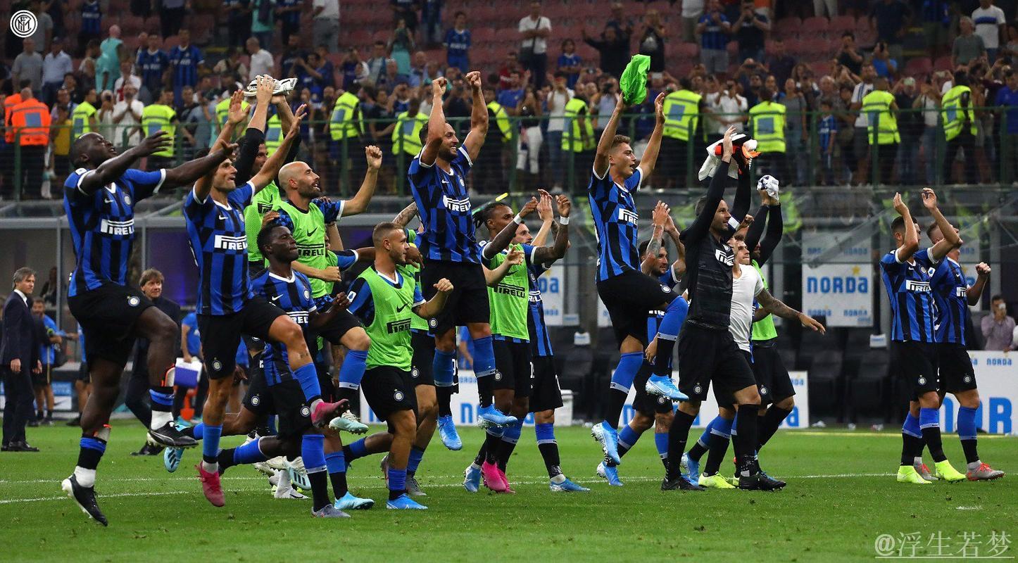 卢卡库与孔蒂深情相拥，重温两次联手夺冠时光